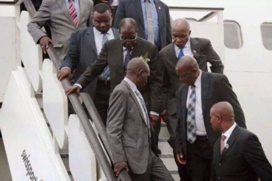 Mugabe breaks off, latest short visit to Zimbabwe and flies off to Mozambique