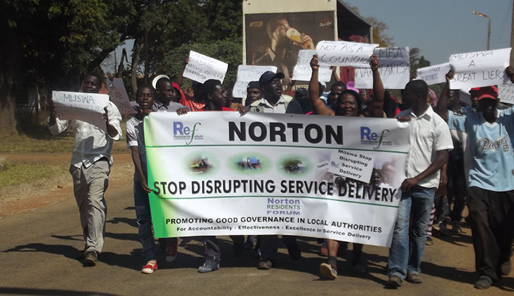 Disgruntled  ZANU PF and MDC-T,  Norton residents , demonstrate against  Temba Mliswa and submit petition  demanding  Mliswa must Go!