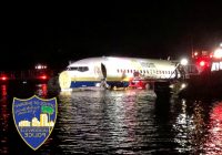 BOEING 737 WITH 143 people onboard , slid off the runway into a shallow river in Jacksonville, Florida, on Friday, injuring 21 passengers.